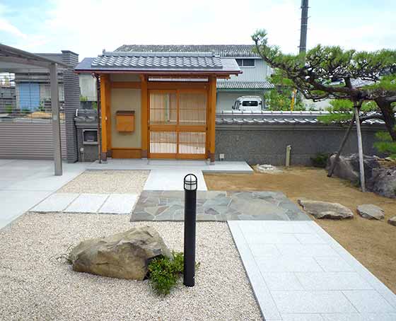 日本庭園と和風の玄関アプローチ
