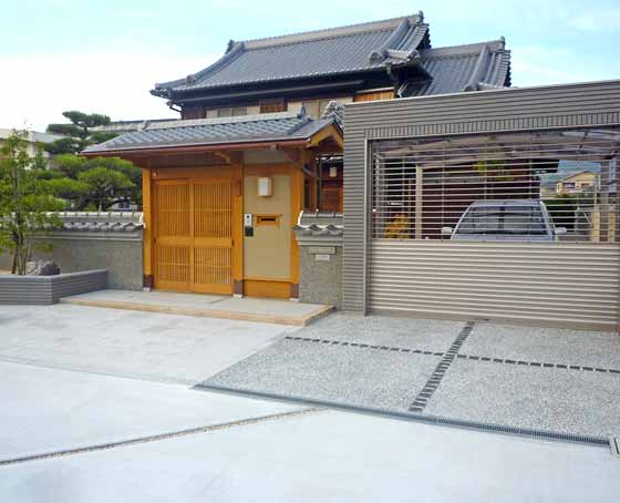純和風邸宅の歌舞伎門
